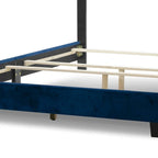 Lit Queen Arin en velours bleu marine avec capitonnage et clous décoratifs noirs