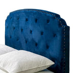 Lit Queen Arin en velours bleu marine avec capitonnage et clous décoratifs noirs
