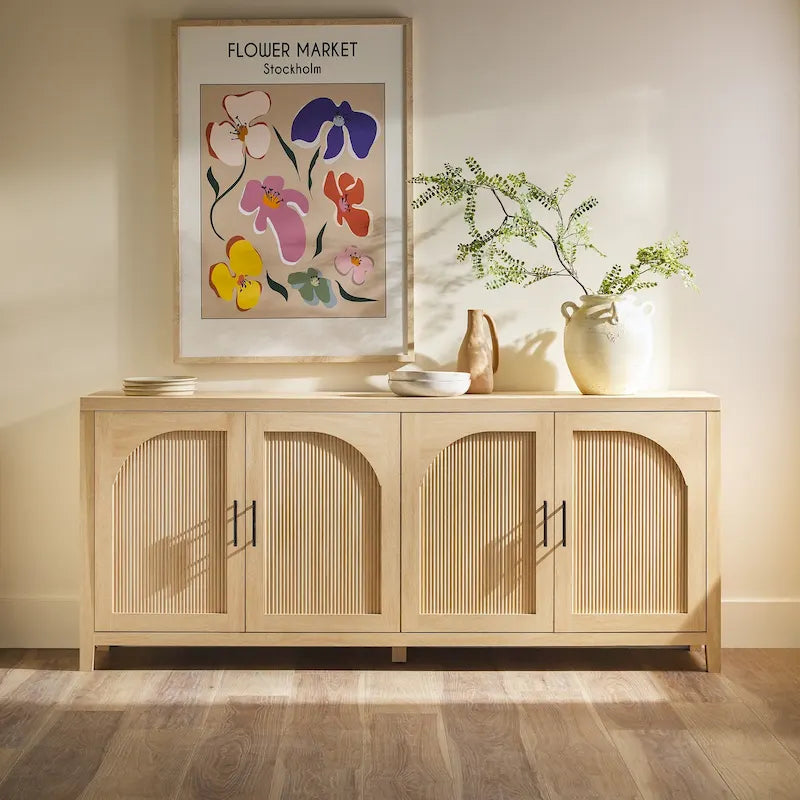 Buffet moderne Middlebrook de 70 pouces avec portes cannelées arquées
